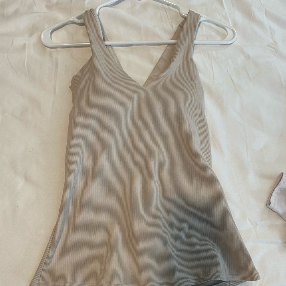 Alo yoga elevate tank beige